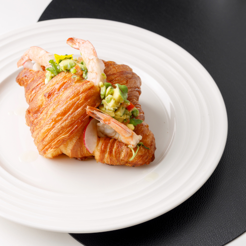 Croissant with Guacamole and shrimp/salmon