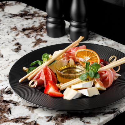 Platou cu diverse gustări reci
(Grana Padano, cașcaval Brie, Edamer, prosciutto, Calamata, nuci, miere, grissini)